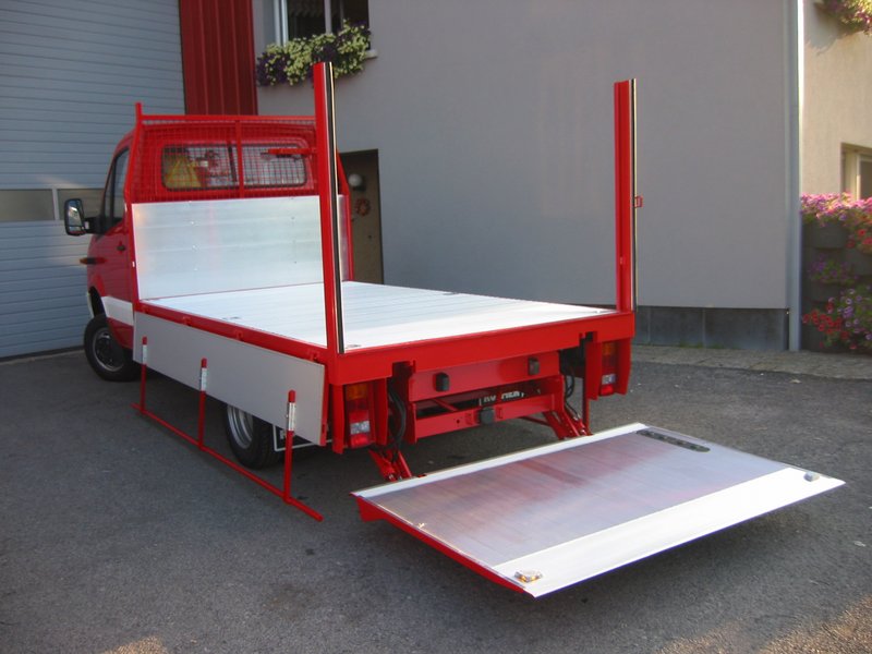 Pritsche mit Aluminiumbordwänden und Ladebordwand  20080910