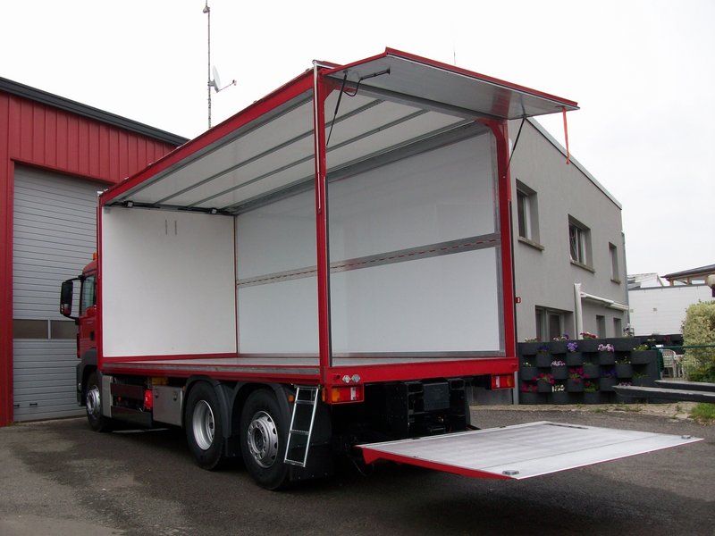 Wingliner Aufbau mit Ladebordwand