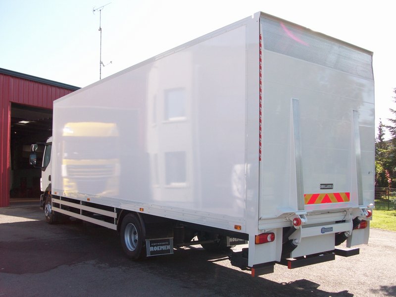 Plywood Kofferaufbau mit Ladebordwand