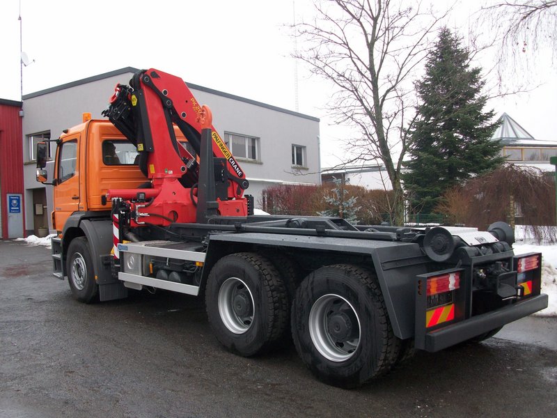 Hydraulischer Ladekran und Abrollkipper
