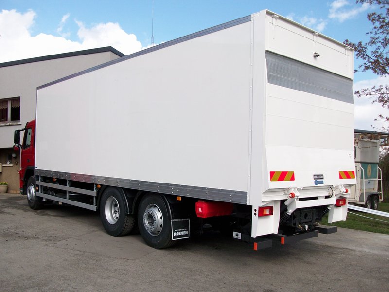2 Kofferaufbauten Plywood mit Ladebordwand