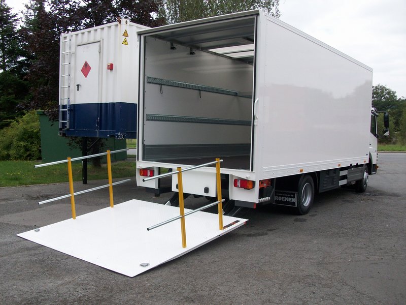 Plywood Kofferaufbau mit Ladebordwand