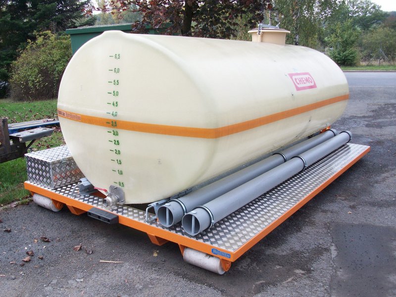 Container mit Wasserbehälter