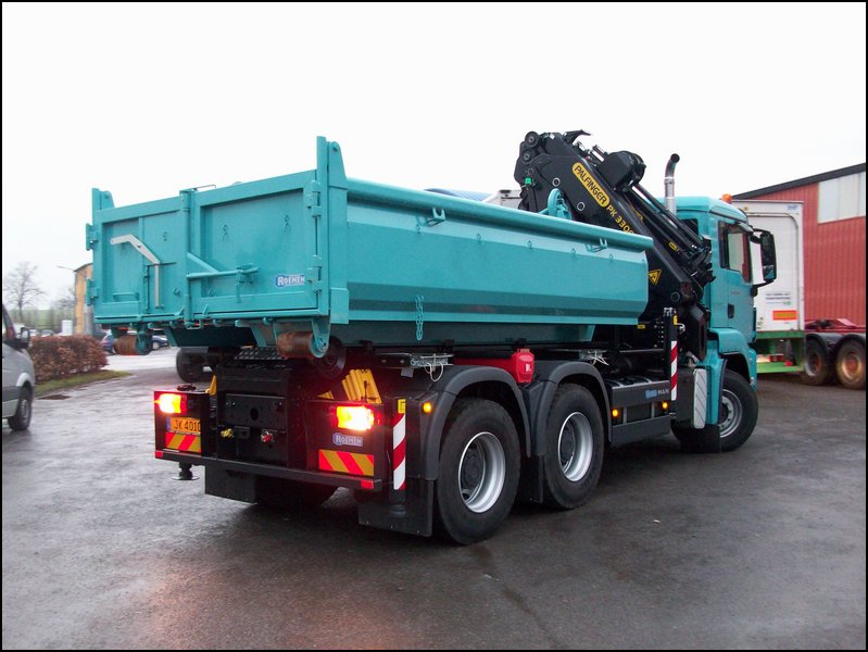 Ladekran und Abrollkipper mit 2 Container