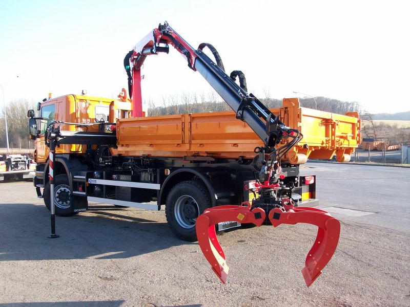 Abrollkipper und Container mit hydraulischem Ladekran
