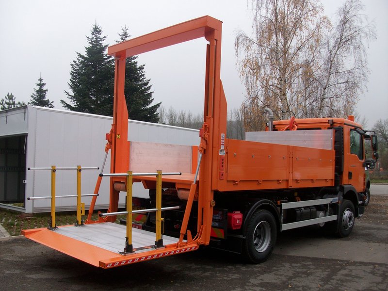 Abrollkipper mit Container
