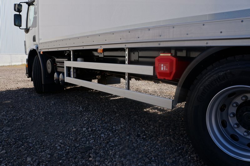 Plateau bâché avec hayon-élévateur – Carrosserie Roemen