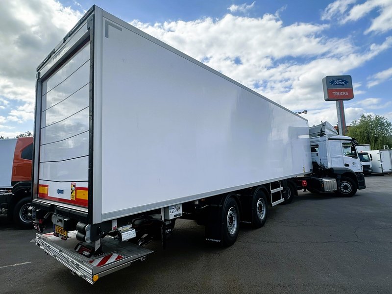 Kühlkoffer-Sattelauflieger mit Ladebordwand