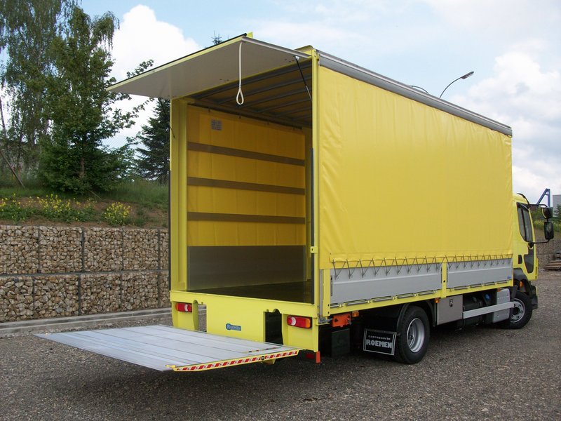 Plateau bâché avec hayon-élévateur – Carrosserie Roemen