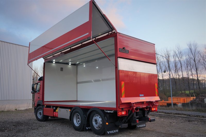 Wingliner Aufbau mit Ladebordwand
