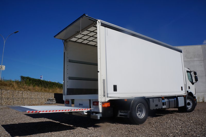 Planenaufbau mit fester Wand und Ladebordwand