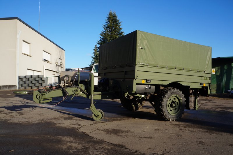 Anhänger mit Planenaufbau