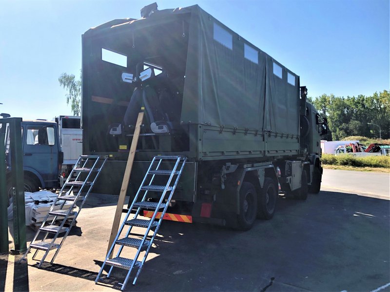 2 Abrollcontainer Planenaufbau mit Sitzmodulen